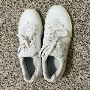 NWOT on cloud Rodger shoes women’s nine
